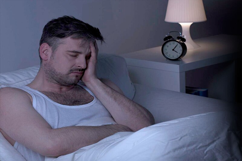 Hombre sufre de insomnio