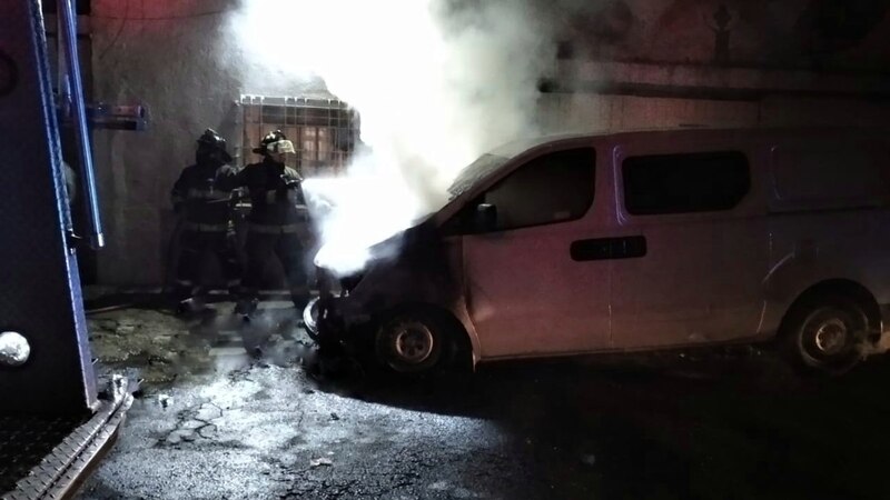 Bomberos extinguen incendio en una camioneta