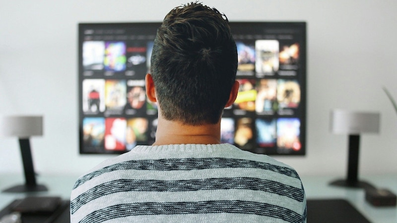 Hombre mirando televisión