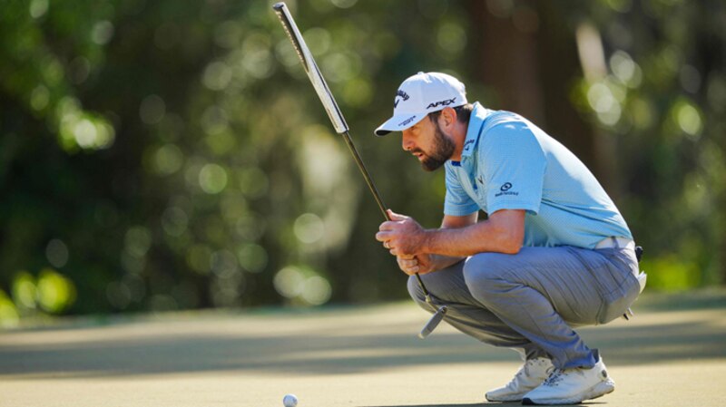 El golfista español Sergio García se concentra para dar un golpe en el green durante el Masters de Augusta de 2022.