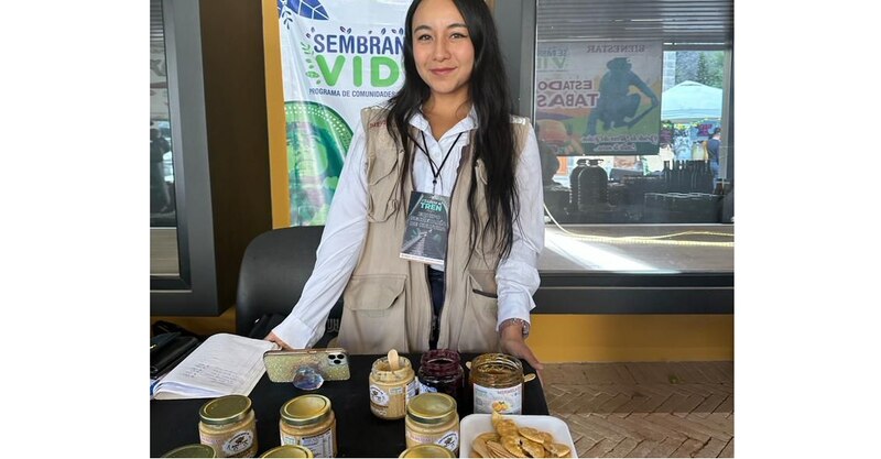 Jóvenes emprendedores ofrecen productos naturales en feria