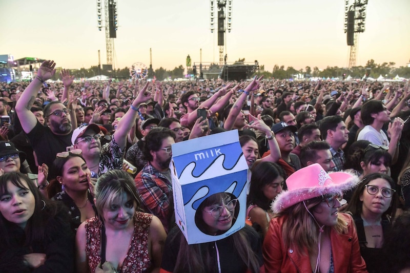 Miles de asistentes durante el festival de música "Corona Capital 2023" celebrado en las instalaciones del Autódromo Hermanos Rodríguez.