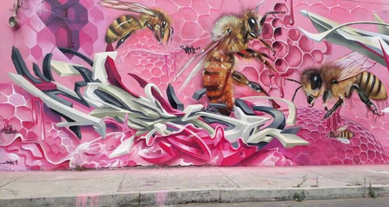 Abejas en panal rosa