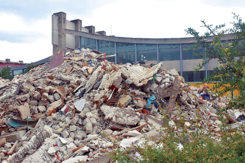 Escombros de un edificio derrumbado