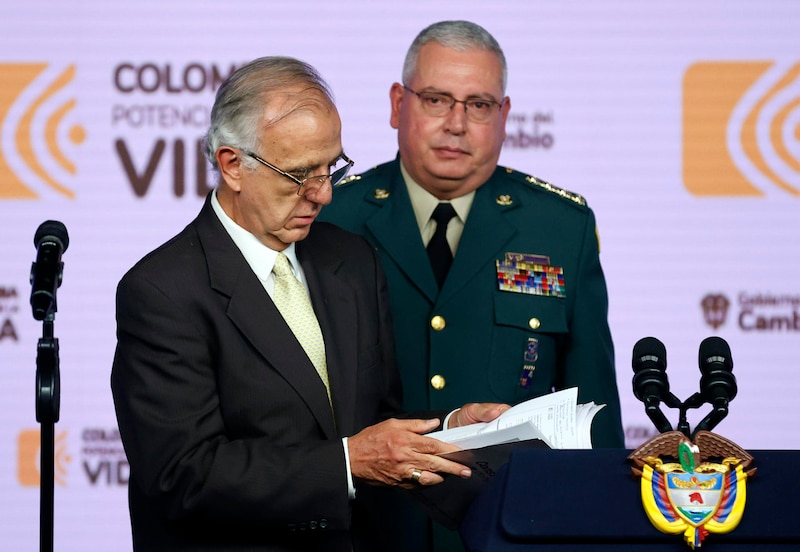 El presidente colombiano, Gustavo Petro, y el ministro de Defensa, Iván Velásquez, durante una rueda de prensa en Bogotá.