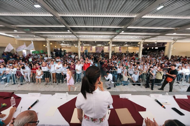 La candidata a la presidencia, María Eugenia Campos Galván, pronuncia un discurso ante una multitud de simpatizantes.