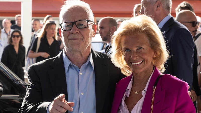 La presidenta de la Comunidad de Madrid, Isabel Díaz Ayuso, junto al escritor Mario Vargas Llosa