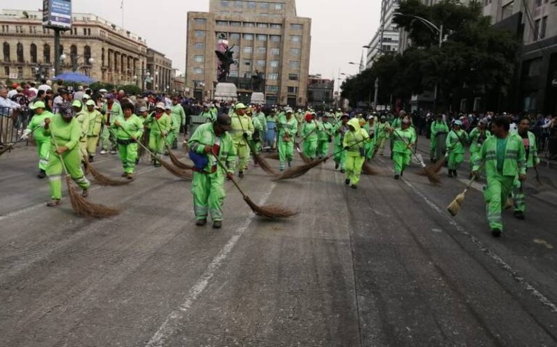 Barrenderos trabajando en la limpieza de una calle de la Ciudad de México