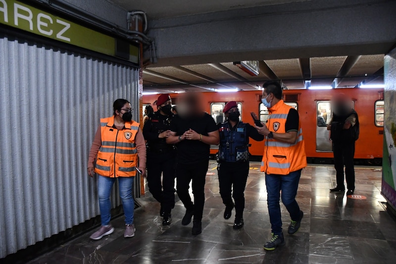 Detienen a presunto ladrón en el metro de la Ciudad de México