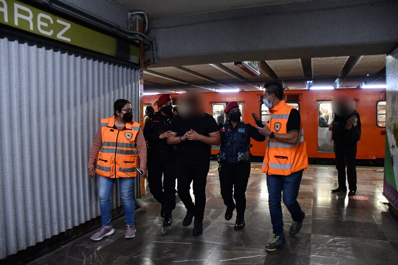 Detienen a presunto ladrón en el metro de la Ciudad de México