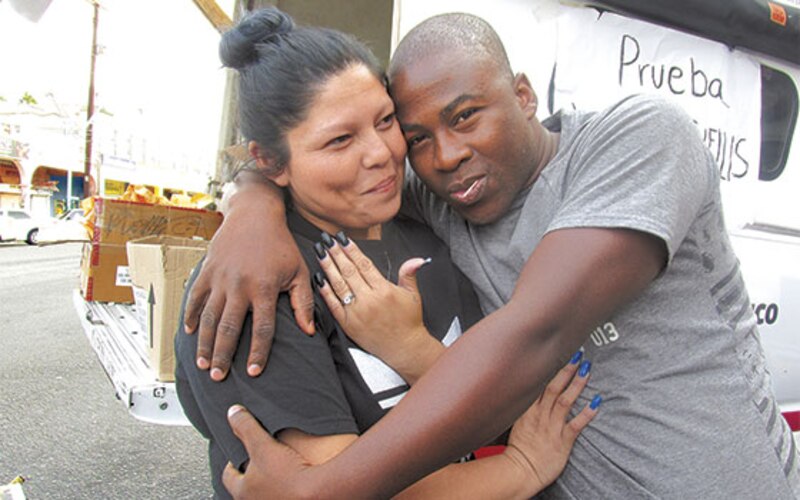 Un abrazo entre dos personas
