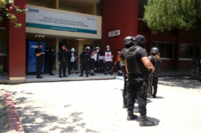Policías antimotines resguardan un centro de rehabilitación social