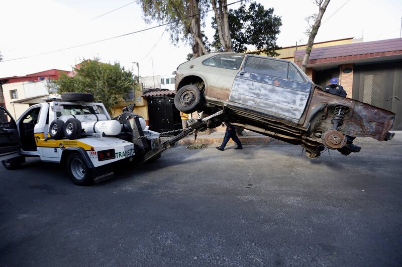 Grúa remolcando un coche abandonado