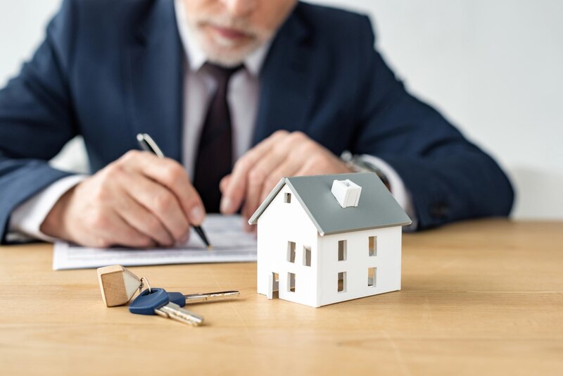 Hombre firmando papeles de bienes raíces