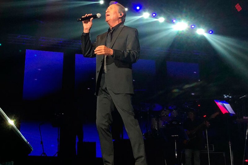 El cantante español Julio Iglesias en concierto.