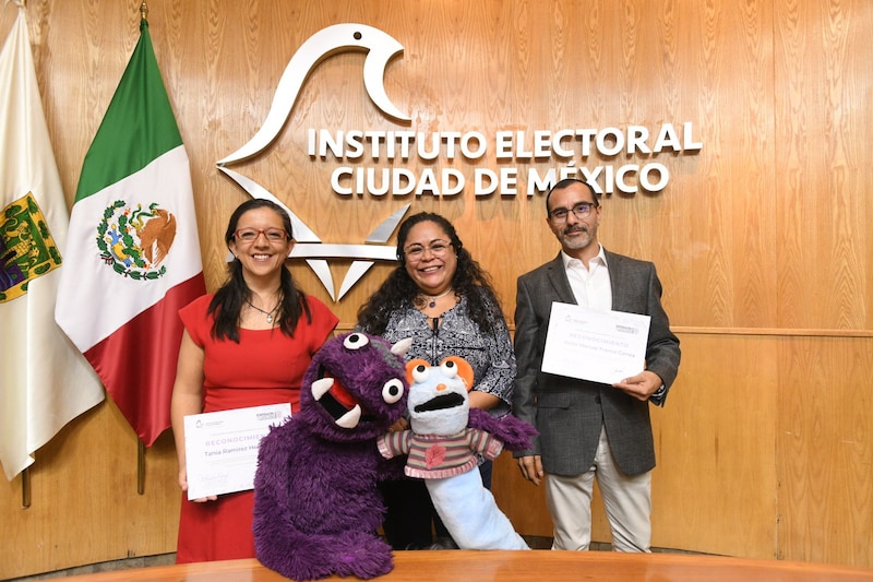 Entrega el IECM reconocimientos a personas que participaron en el Concurso de Marionetas