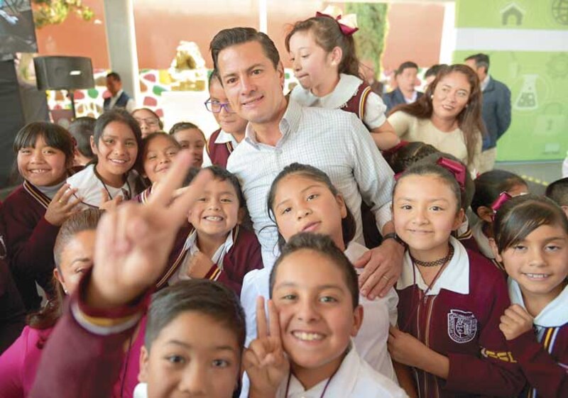 El presidente Enrique Peña Nieto convive con niños mexicanos