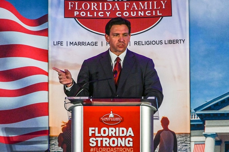 El gobernador de Florida, Ron DeSantis, pronuncia un discurso ante el Florida Family Policy Council