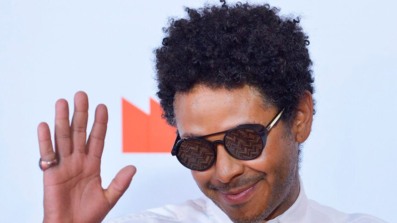 El cantante Lenny Kravitz llega a la alfombra roja de los Premios Grammy 2023