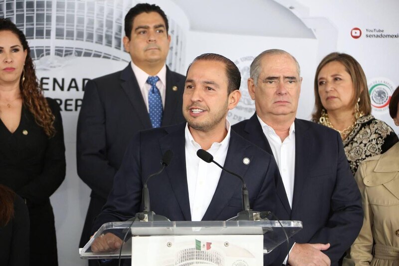 El senador Ricardo Monreal encabeza la conferencia de prensa.