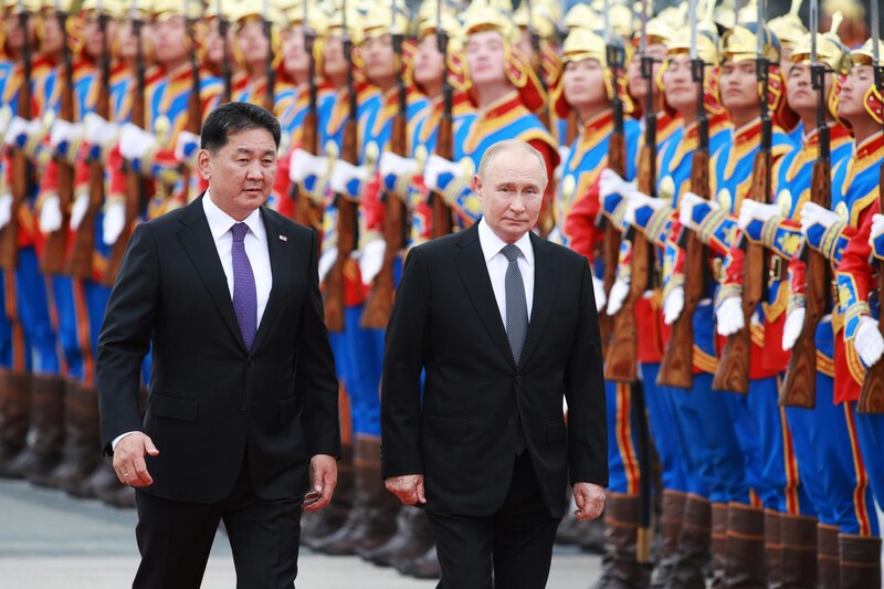 Putin y Xi Jinping caminan juntos en una ceremonia en Pekín