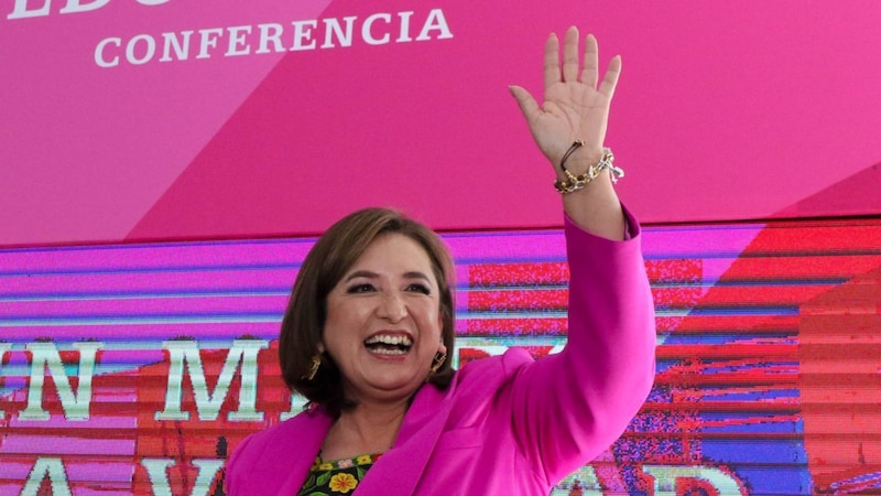 La presidenta de Honduras, Xiomara Castro, saluda a la multitud durante un evento público.