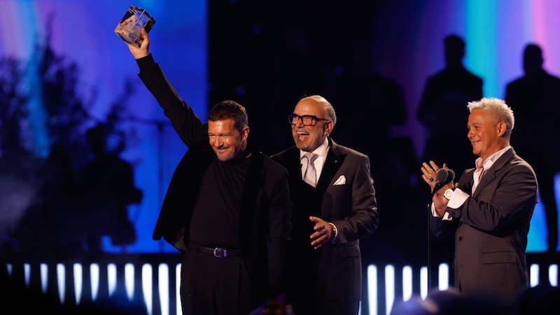 El cantante español Alejandro Sanz recibe un premio en reconocimiento a su carrera musical.