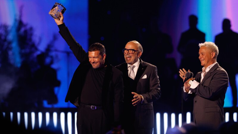 El cantante español Alejandro Sanz recibe un premio en reconocimiento a su carrera musical.