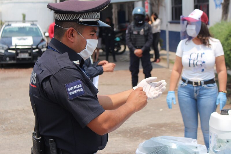 Policía poniendose guantes