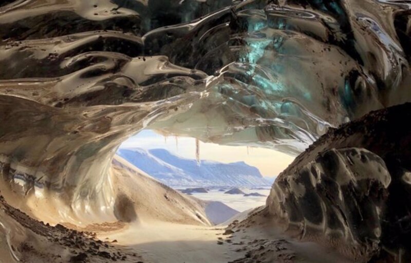 Cueva de hielo en Islandia