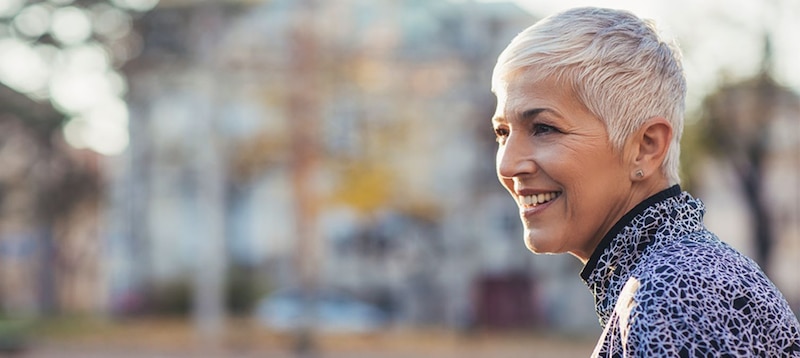 Mujer mayor sonriendo