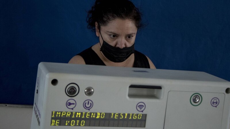 Mujer imprime su comprobante de voto