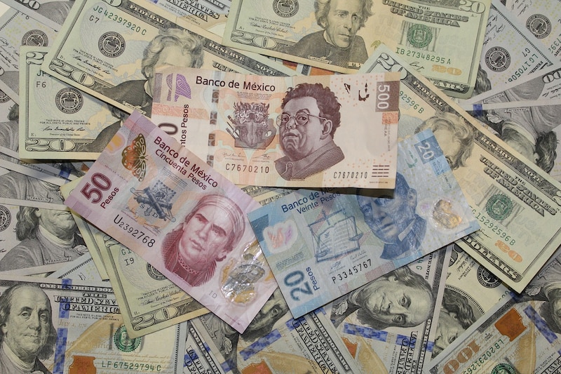 Billetes de pesos mexicanos y dólares estadounidenses