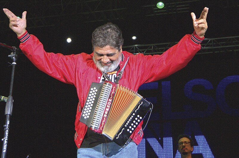 El cantante vallenato Diomedes Díaz tocando el acordeón en un concierto.