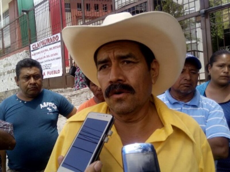 El líder campesino Pedro Sánchez habla a la prensa