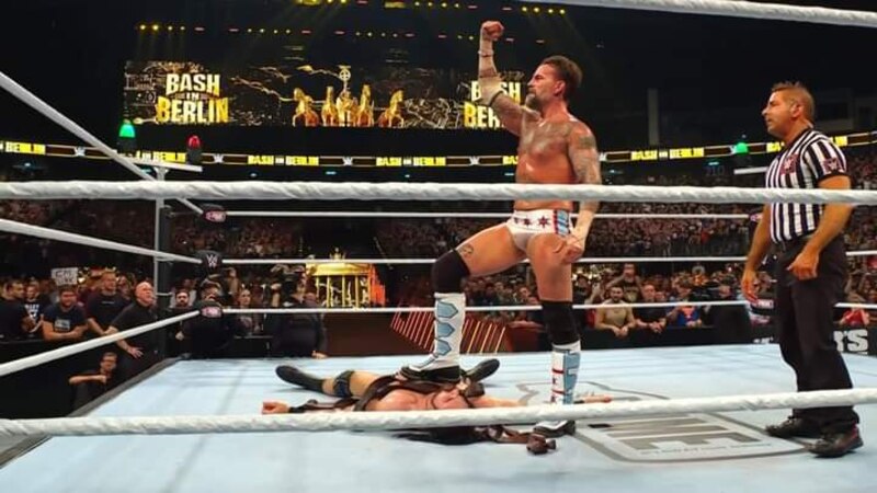 CM Punk vence a John Cena en WWE Hell in a Cell 2011
