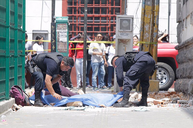 Rescatistas buscan sobrevivientes entre los escombros de un edificio derrumbado