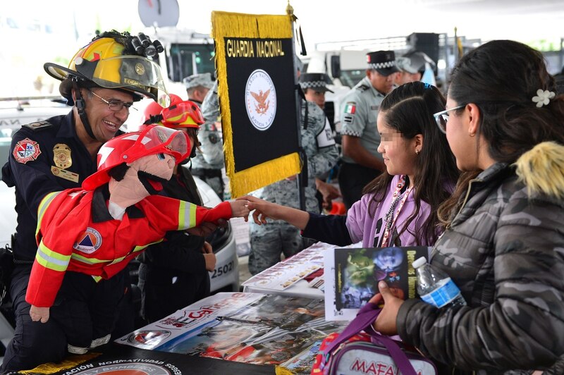 Bombero mexicano enseña a niña sobre seguridad contra incendios