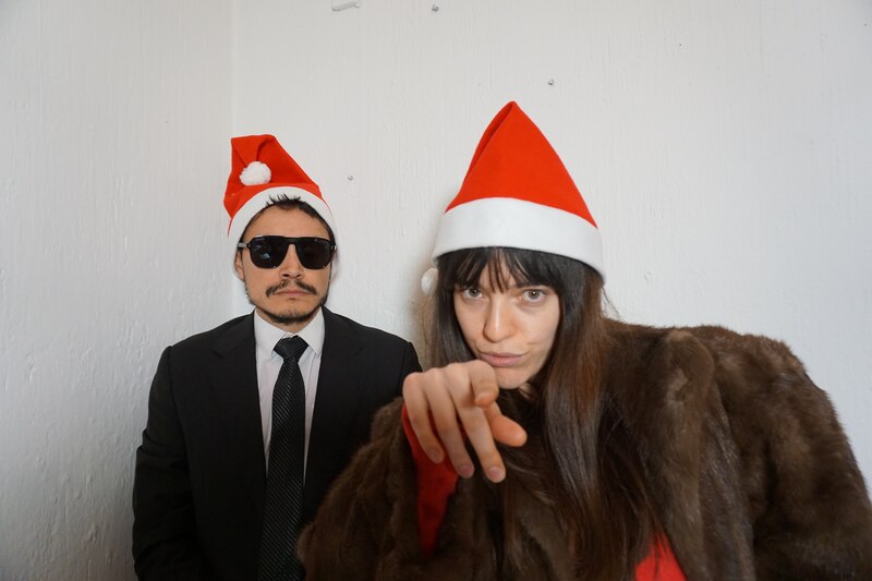 Hombre y mujer con gorros de Santa Claus