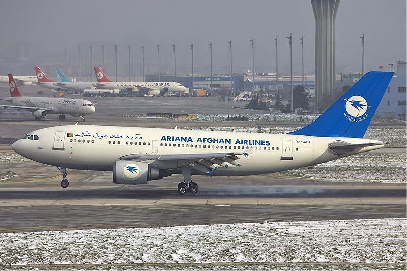 Un avión de Ariana Afghan Airlines en el aeropuerto