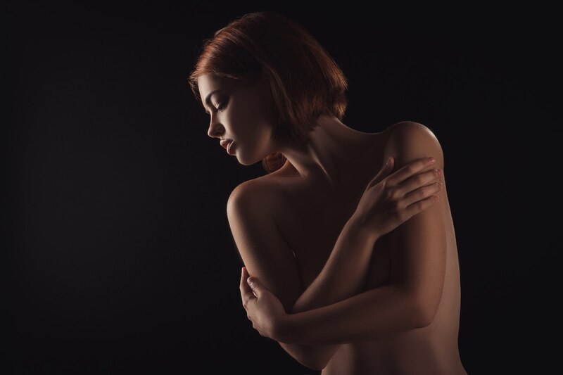 Mujer desnuda en la oscuridad