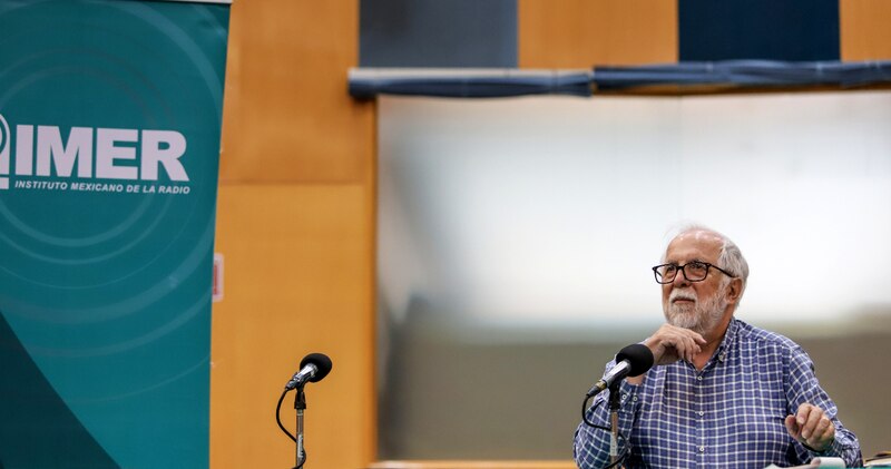 El escritor mexicano Carlos Monsiváis en una conferencia en el Instituto Mexicano de la Radio (IMER).