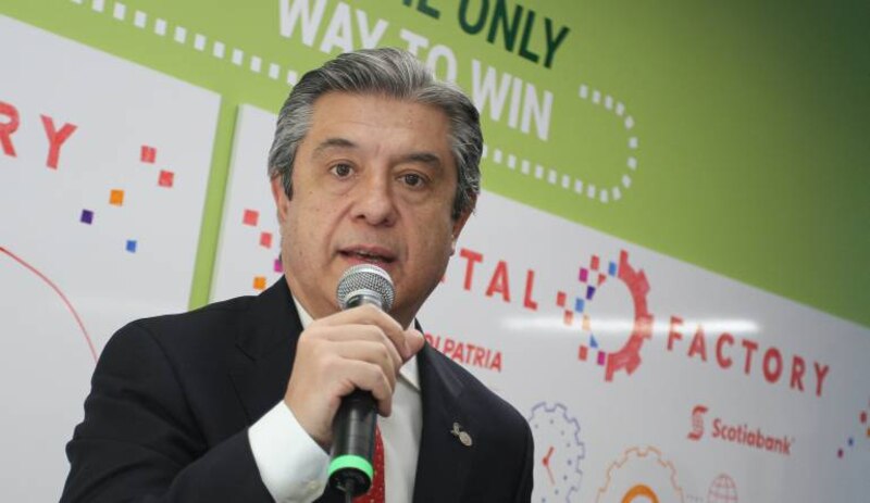 El presidente de Scotiabank, Ignacio Deschamps, habla en un evento.