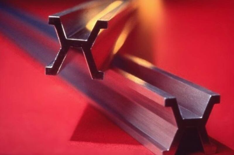 Piezas de metal con forma de X