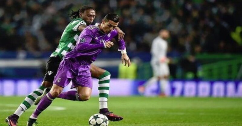 Cristiano Ronaldo en acción durante un partido de fútbol.