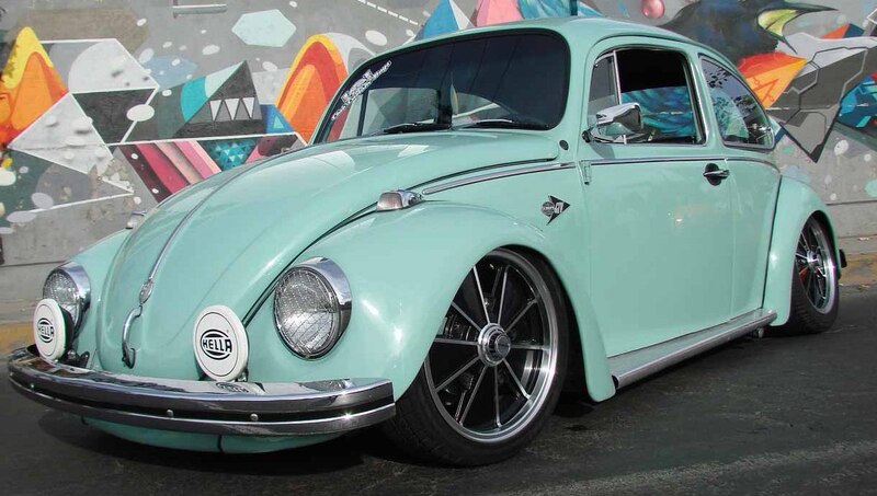 Un Volkswagen escarabajo verde menta