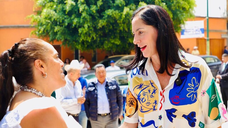 La candidata presidencial María Eugenia Vidal habla con una mujer en un mitin de campaña.