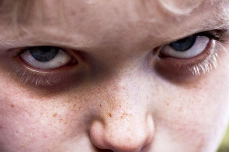 Ojos de un niño zombie