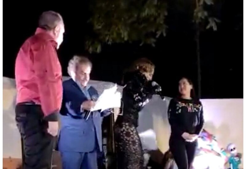 El alcalde de Marbella entrega un premio a una vecina