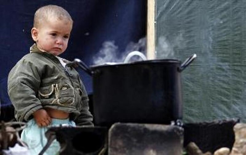 Niño pobre cocinando